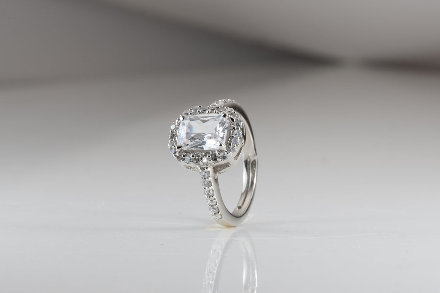 Queen Solitaire Ring - 925 Silver